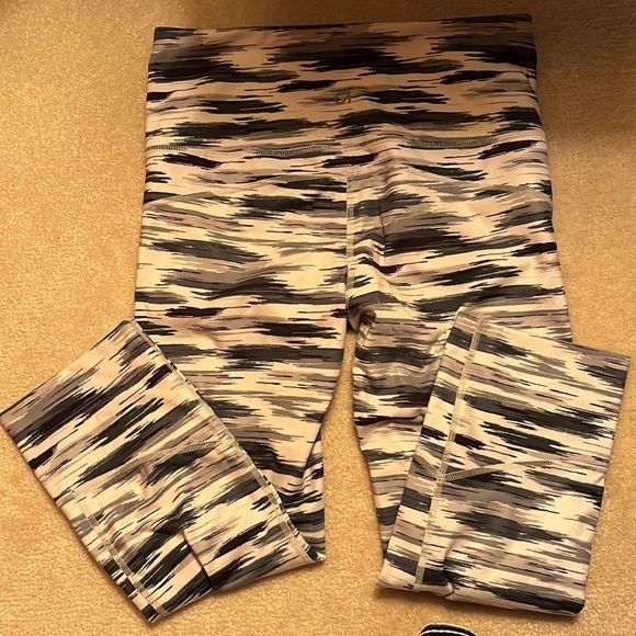 Gap fit small crops in black/white/ grey - Picture 4 of 4